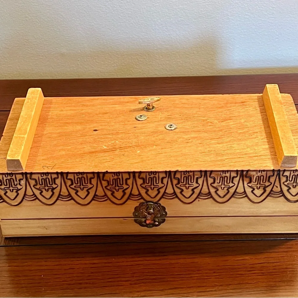 Vintage Asian‎ Theme Jewelry/Music Box Carved Dragons Red Velvet Lining Mirrored